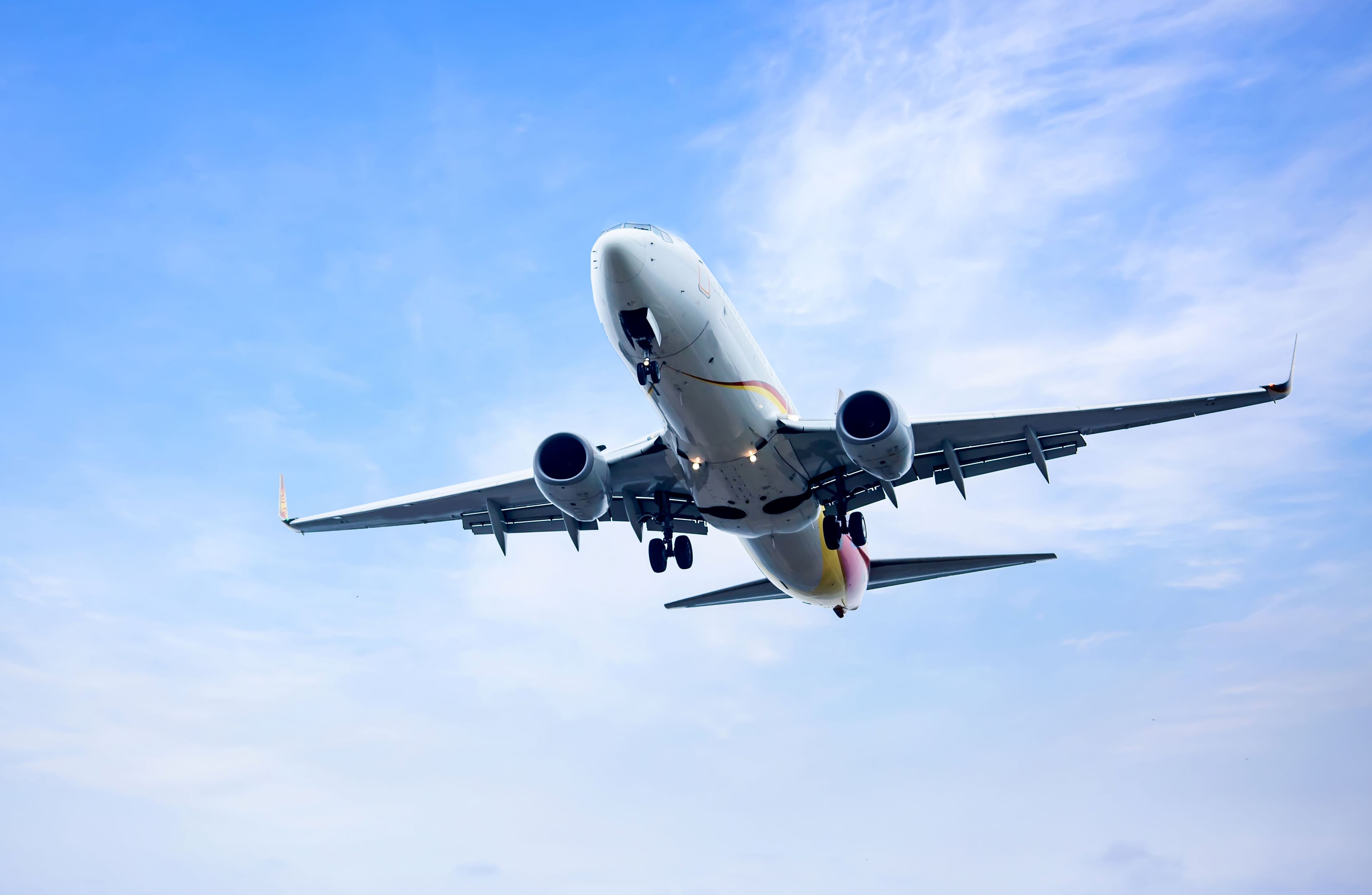 Avion en vol dans le ciel