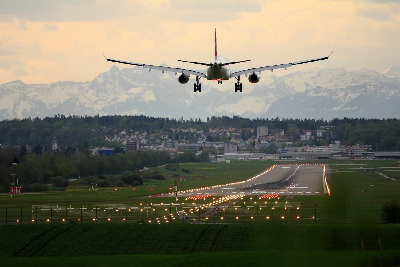 Avion au décollage depuis l'aéroport